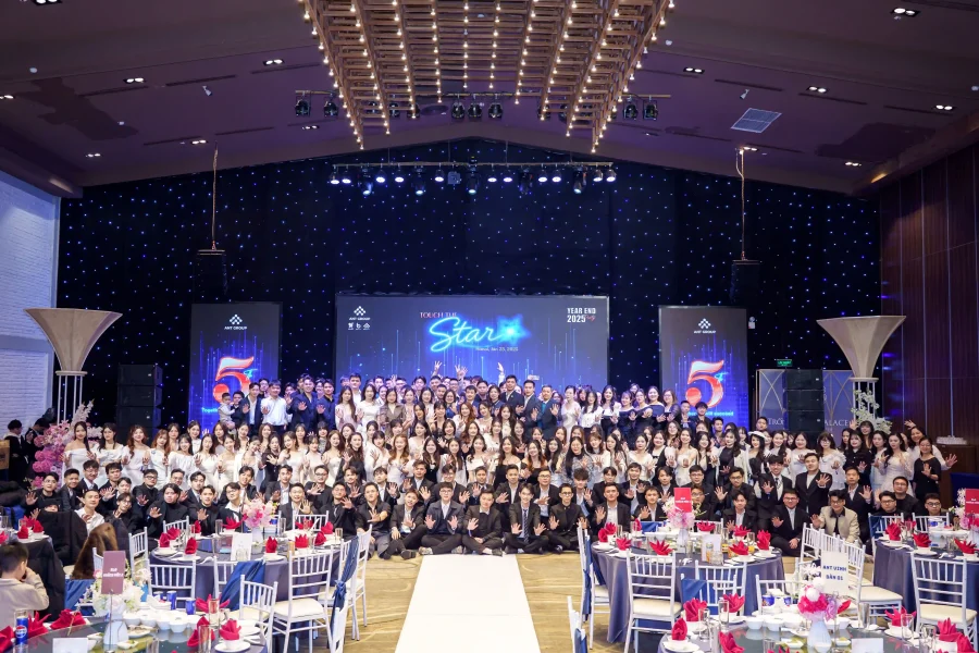 YEAR END PARTY 2025 | TỎA SÁNG & RỰC RỠ