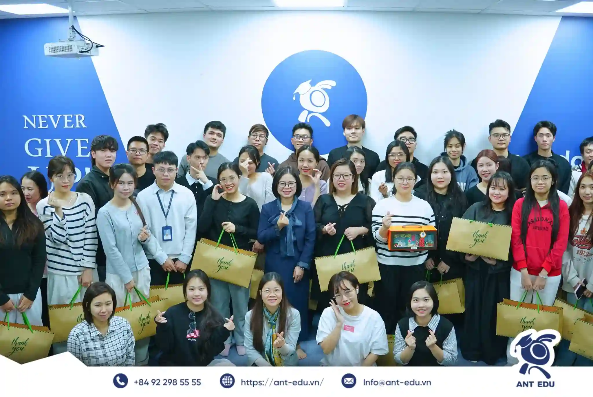 TẾT ĐẾN – TRAO TRI ÂN, GỬI YÊU THƯƠNG CÙNG ANT EDU