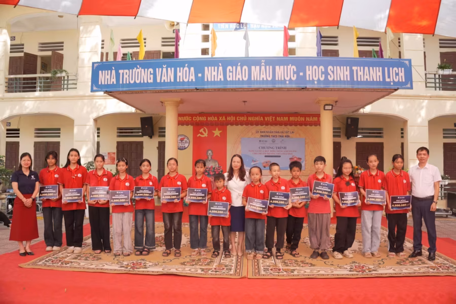 Trao Tặng 100 Suất Học Bổng Tiếng Anh Và Sách Cho Học Sinh Hoàn Cảnh Khó Khăn Năm 2026